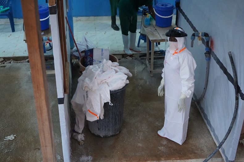Un trabajador sanitario, en un centro de tratamiento de ébola en Bunia, República Democrática del Congo, el 20 de julio de 2026. (AP Foto/Prosper Heri Ngorora)