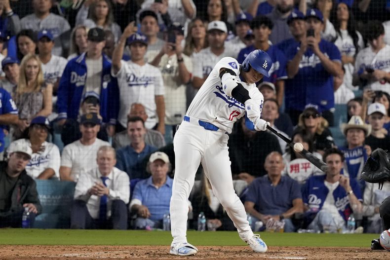 El japonés Shohei Ohtani, de los Dodgers de Los Ángeles, pega un sencillo ante los Mets de Nueva York en el sexto juego de la Serie de Campeonato de la Liga Nacional, el domingo 20 de octubre de 2024 (AP Foto/Mark J. Terrill)