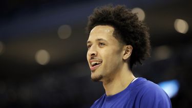 ARCHIVO - Cade Cunningham, de los Pistons de Detroit, sonríe antes de un partido de baloncesto de la NBA contra los Bucks de Milwaukee, el lunes 3 de enero de 2022, en Milwaukee. Los Pistons y Cunningham han acordado un contrato de cinco años y 224 millones de dólares, según una persona familiarizada con la situación. (AP Foto/Aaron Gash, Archivo)
