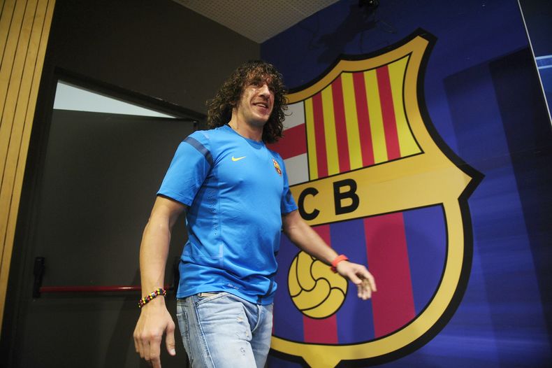 En esta foto de archivo, Carles Puyol llega a dar una conferencia de prensa en el Camp Nou. Tras 15 a&ntilde;os de servicio con el Barcelona, se retira del futbol por las lesiones. (AP Photo/Manu Fernandez, File)