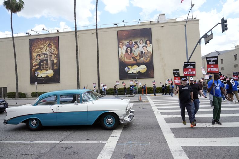 Miembros del Sindicato de Guionistas de Estados Unidos, que están en huelga, protestan afuera de los Warner Bros. Studios el miércoles 3 de mayo de 2023, en Burbank, California. (AP Foto/Marcio José Sánchez)