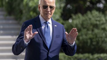 El presidente Joe Biden hace señas a los medios de comunicación mientras se dirige al Marine One en el Jardín Sur de la Casa Blanca en Washington, el sábado 5 de octubre de 2024. (AP Foto/Ben Curtis)