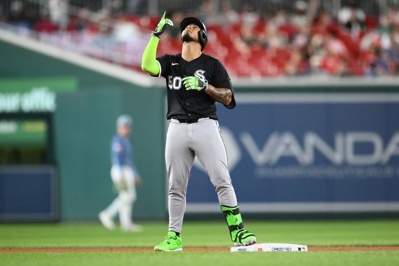 El venezolano Lenyn Sosa, de los Medias Blancas de Chicago, festeja en la intermedia tras batear un doble frente a los Nacionales de Washington, el viernes 26 de septiembre de 2025 (AP Foto/Nick Wass)