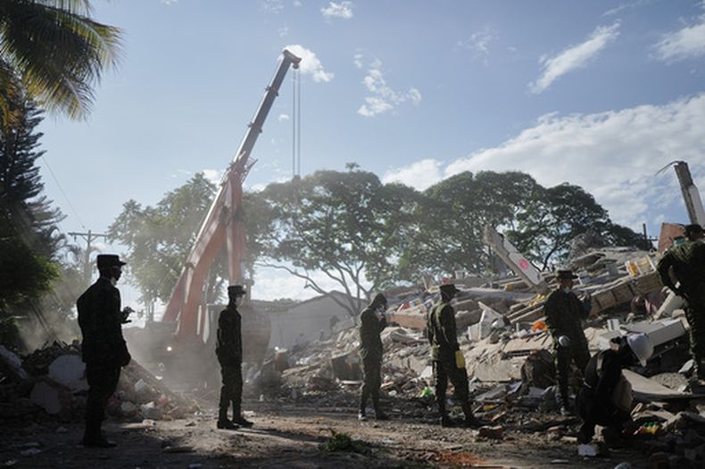 Soldados retiran escombros tres días después del terremoto que azotó Cali, Colombia, el jueves 13 de agosto de 2026. (AP Foto/Iván Valencia)