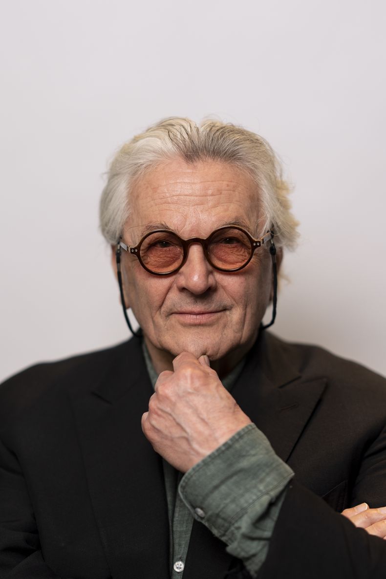El director George Miller posa para un retrato para promover la película Furiosa: A Mad Max Saga en Los Ángeles, el viernes 10 de mayo de 2024. (Foto AP/Jae C. Hong)