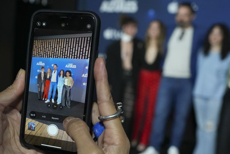 Un miembro del equipo de la serie de Apple TV+ Las Azules (Women in Blue), toma una fotografía de las actrices y el productor durante un evento promocional en la Ciudad de México el martes 9 de julio de 2024. De izquierda a derecha las actrices Natalia Téllez y Barbara Mori, el productor Fernando Rovzar, y las actrices Ximena Sariñana y Amorita Rasgado. (Foto AP/Marco Ugarte)