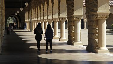 ARCHIVO - Dos mujeres caminan en el campus de la Universidad de Stanford, el 14 de marzo de 2019, en Santa Clara, California. (AP Foto/Ben Margot, archivo)