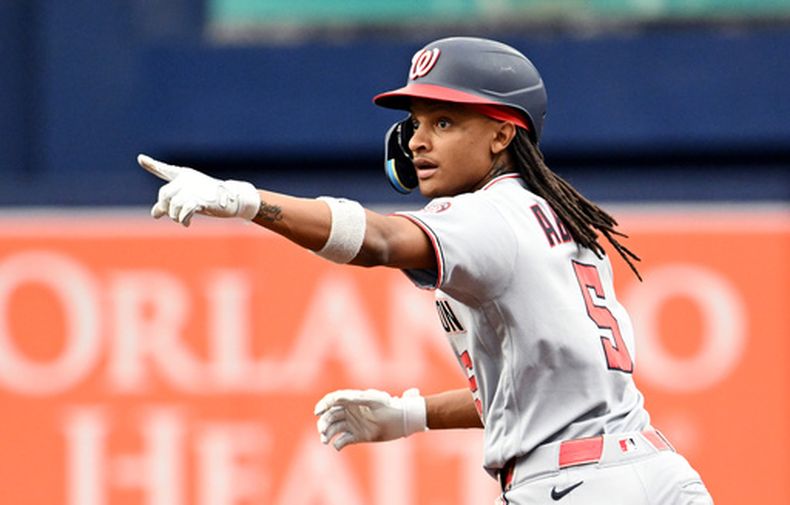 CJ Abrams, de los Nacionales de Washington, celebra mientras recorre las bases tras conectar un jonrón durante la segunda entrada de un partido de béisbol contra los Rays de Tampa Bay, el sábado 20 de junio de 2026, en St. Petersburg, Florida. (Foto AP/Jason Behnken)