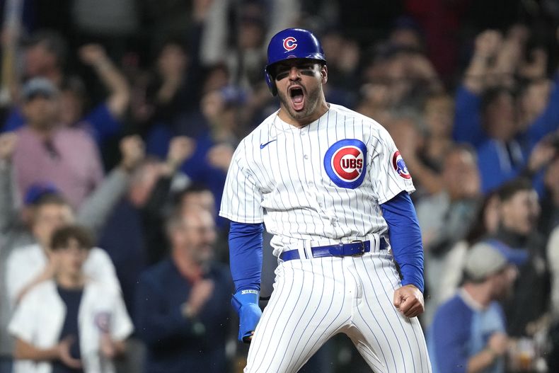 Mike Tauchman, de los Cachorros de Chicago, festeja tras anotar en un sencillo de Ian Happ ante los Piratas de Pittsburgh, el miércoles 14 de junio de 2023 (AP Foto/Charles Rex Arbogast)