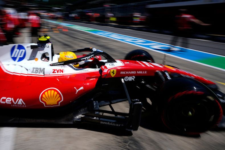 El piloto británico de Ferrari, Lewis Hamilton, sale del garage del equipo durante la primera prática libre de cara al Gran Premio de Austria de Fórmula 1, el viernes 26 de junio de 2026, en Spielberg, Austria. (AP Foto/Darko Bandic)