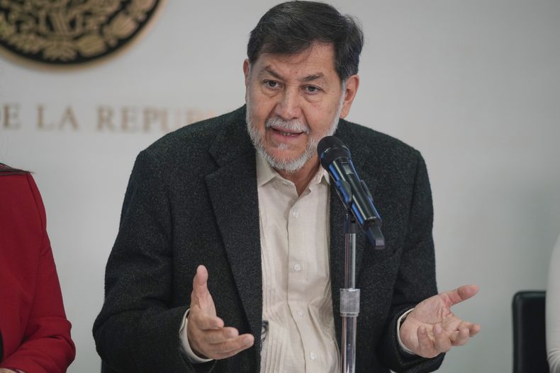 El presidente del Senado, Gerardo Fernández Noroña, en una intervención durante la selección de candidatos a jueces por sorteo en el Senado en Ciudad de México, el jueves 30 de enero de 2025. La lotería determinará quién aparece en las boletas para las elecciones a jueces. (AP Foto/Eduardo Verdugo)