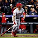 Nick Senzel, de los Rojos de Cincinnati, conecta un jonrón de dos carreras en la séptima entrada del partido ante los Rockies de Colorado, el martes 16 de mayo de 2023, en Denver. (AP Foto/Geneva Heffernan)