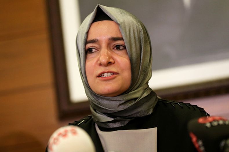 Fatma Betul Sayan Kaya, entonces ministra de asuntos familiares de Turquía, en el Aeropuerto Ataturk en Estambul, el 12 de marzo del 2017. (AP foto)