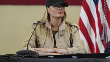 La primera dama Melania Trump durante una discusión con rescatistas y funcionarios locales en Kerrville, Texas, el viernes 11 de julio de 2025. (AP Foto/Jacquelyn Martin)
