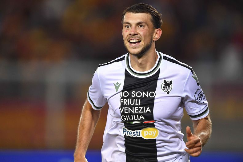 Lazar Samardzic celebra tras anotar el segundo gol de Udinese en la victoria 2-0 ante Lecce en la Serie A de Italia, el lunes 13 de mayo de 2024, en Lecce. (Giovanni Evangelista/LaPresse vía AP)