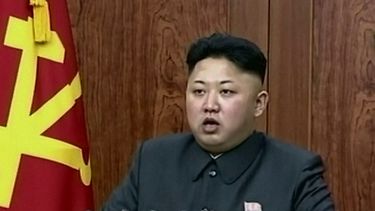 americateve | Imagen captada de un video y distribuida el 1 de enero de 2014 donde se ve al l&iacute;der norcoreano Kim Jong Un dando el mensaje de A&ntilde;o Nuevo en Pyongyang. (Foto AP/KRT via AP Video)