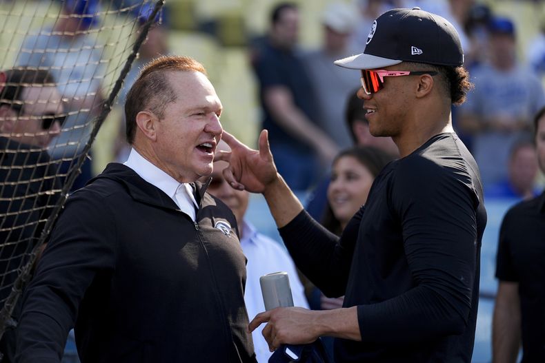 Juan Soto de los Yankees de Nueva York conversa con el agente Scott Boras previo al Juego 1 de la Serie Mundial ante los Dodgers de Los Ángeles, el viernes 25 de octubre de 2024, en Los Ángeles. (AP Foto/Julio Cortez)