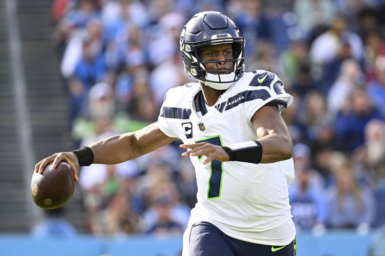 El quarterback de los Seahawks de Seattle Geno Smith (7) pasa el ovoide ante los Titans de Tennessee durante la primera mitad del juego de la NFL, el domingo 24 de diciembre de 2023, en Nashville, Tennessee. (AP Foto/John Amis)
