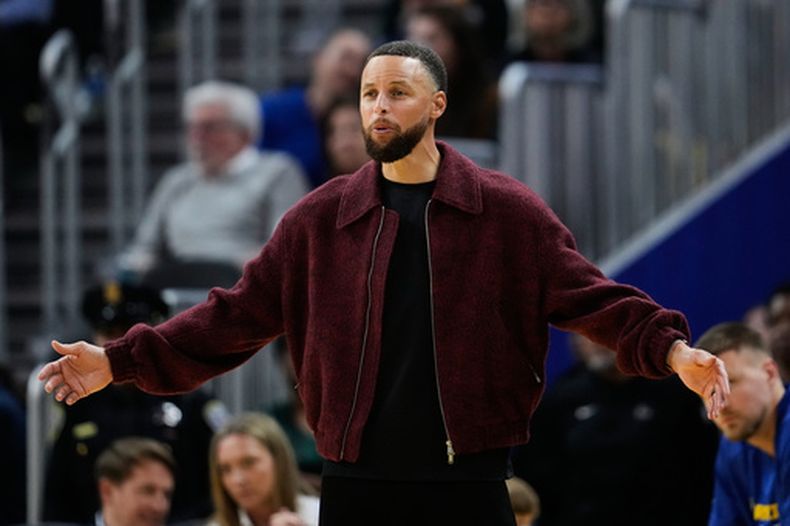 Stephen Curry, de los Warriors de Golden State, reacciona desde la banca durante la segunda mitad del juego de baloncesto de la NBA contra los Timberwolves de Minnesota, el viernes 13 de marzo de 2026, en San Francisco. (AP Foto/Godofredo A. Vásquez)