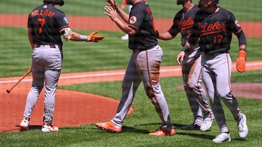 Los jugadores de los Orioles de Baltimore celebran durante una primera entrada de seis carreras en un partido de béisbol contra los Medias Rojas de Boston, el jueves 4 de junio de 2026, en Boston. (Foto AP/Charles Krupa)