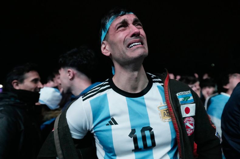 Un hincha argentino llora la derrota de la selección de su país ante España en la final mundialista, tras mirar el partido en Buenos Aires, el domingo 19 de julio de 2026 (AP Foto/Gustavo Garello)