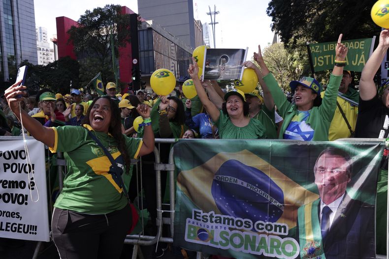 Partidarios del expresidente brasileño Jair Bolsonaro protestan contra su juicio en la Corte Suprema, donde se le acusa de participar en un intento de golpe de Estado en 2022, en São Paulo, el domingo 29 de junio de 2025. (AP Foto/Ettore Chiereguini)