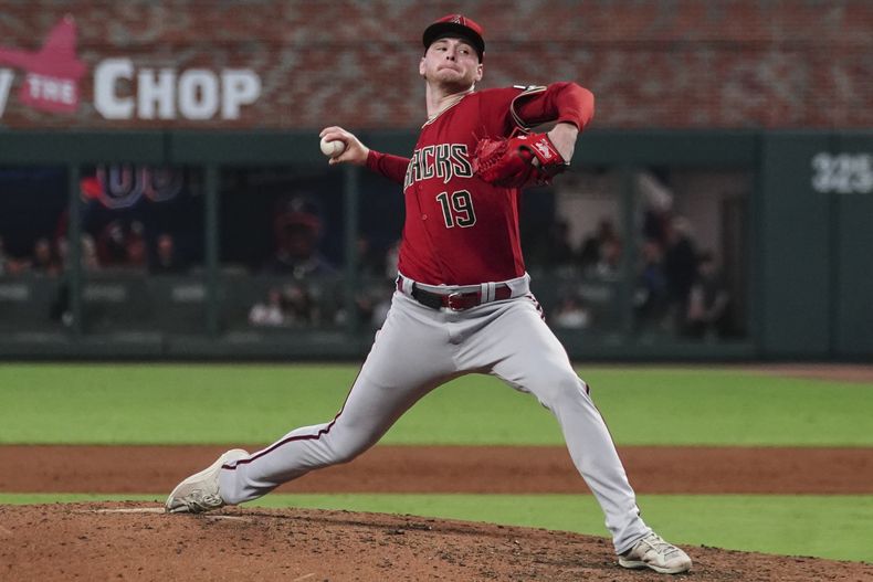 Ryne Nelson, abridor de los Diamondbacks de Arizona, lanza contra un bateador de los Bravos de Atlanta durante la sexta entrada del juego de béisbol, el miércoles 19 de julio de 2023, en Atlanta. (AP Foto/John Bazemore)