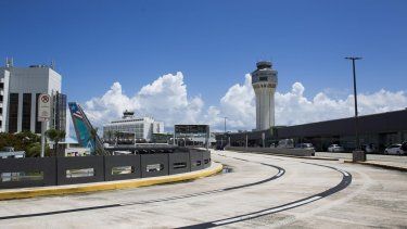 Llenos a capacidad estacionamientos del aeropuerto Luis Muñoz Marín