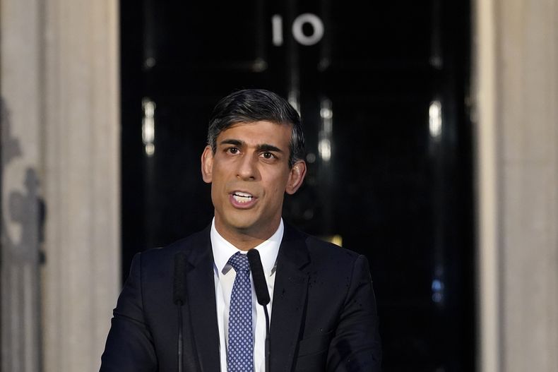 El primer ministro británico Rishi Sunak se dirige a los medios en Downing Street en Londres, el 1 de marzo de 2024. (AP Foto/Alberto Pezzali)