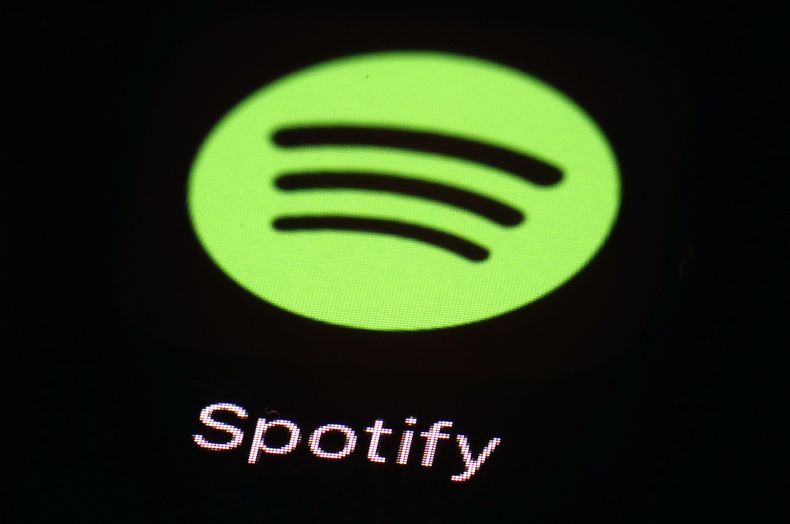 ARCHIVO - Esta fotografía de archivo del 20 de marzo de 2018 muestra la aplicación Spotify en un iPad en Baltimore. (Foto AP/Patrick Semansky,archivo)