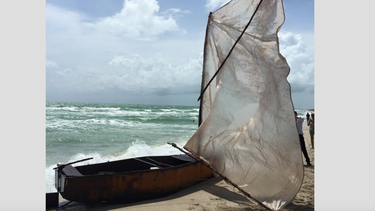 12 balseros cubanos llegan a miami beach huyendo del regimen de los castro