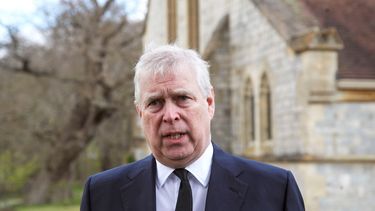 ARCHIVO - El príncipe Andrés de Gran Bretaña habla durante una entrevista televisiva en la Capilla Real de Todos los Santos en Royal Lodge, Windsor, el 11 de abril de 2021. (Steve Parsons/Pool Photo via AP, archivo)