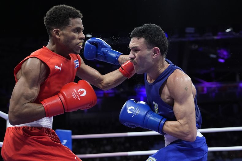El cubano Alejandro Claro Fiz, a la izquierda, durante su combate ante el brasileño Michael Douglas Da Silva, en los octavos de final del torneo olímpico, el martes 30 de julio de 2024, en Villepinte, Francia. (AP Foto/John Locher)