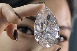 ginebra: venden diamante enorme en 21,7 millones de dlls.