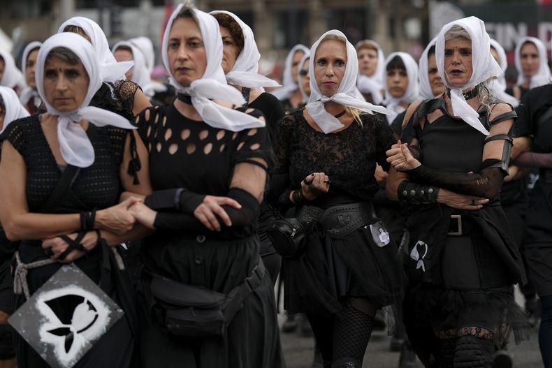 Mujeres vestidas de negro como integrantes de las Madres de la Plaza de Mayo marchan durante la conmemoración del 49vo aniversario del golpe de 1976 en Buenos Aires, Argentina, el lunes 24 de marzo de 2025. (AP Foto/Rodrigo Abd)