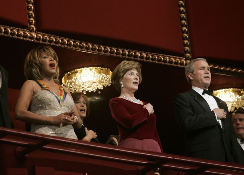 ARCHIVO - Ep presidente Bush, derecha, y la primera dama Laura Bush, centro, de pie con la cantante Tina Turner en la gala de galardonados del Centro Kennedy el 4 de diciembre de 2005 en Washington. Turner, la imparable cantante y artista, murió el miércoles después de una larga enfermedad en su casa en Küsnacht, cerca de Zúrich, Suiza, según su mánager. Tenía 83 años. (Foto AP/Evan Vucci, archivo)