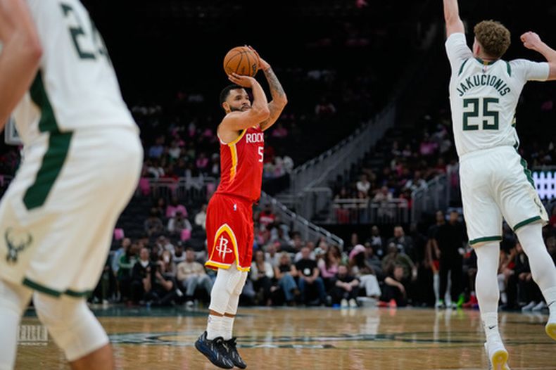 Fred VanVleet, de los Rockets de Houston, encesta un triple ante Kasparas Jakucionis, de los Bucks de Milwaukee, durante el duelo del miércoles 28 de octubre de 2026 (AP Foto/Kayla Wolf)