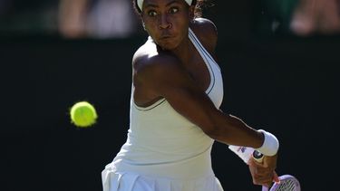 Coco Gauff, de los Estados Unidos, devuelve una pelota durante el partido de tercera ronda de individuales femeninos contra Claire Liu, también de los Estados Unidos, en el Campeonato de Tenis de Wimbledon en Londres, el viernes 3 de julio de 2026. (Foto AP/Brian Inganga)
