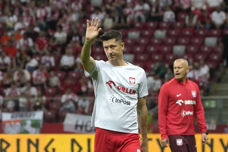 ARCHIVO - Foto del 7 de junio del 2024, el polaco Robert Lewandowski saluda a la afición antes del juego amistoso ante Ucrania. El martes 11 de junio del 2024, Polonia descarta a Lewandowski para el primer juego de la Euro. (AP oto/Czarek Sokolowski, Archivo)