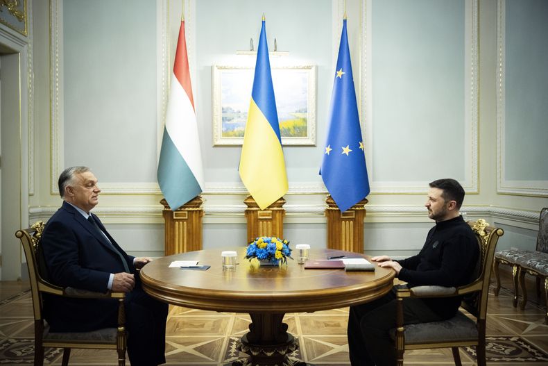 En esta imagen, distribuida por la oficina de prensa del primer ministro de Hungría, el presidente de Ucrania, Volodymyr Zelenskyy (derecha), y el primer ministro de Hungría, Viktor Orbán, durante una reunión en Kiev, Ucrania, el 2 de julio de 2024. (Zoltan Fischer/Oficina de prensa del primer ministro de Hungría/MTI via AP)