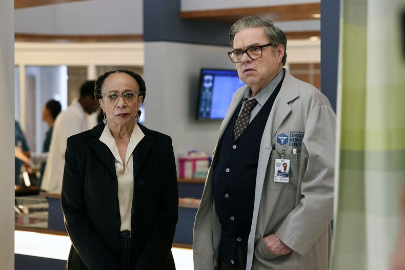 En esta imagen proporcionada por NBC, S. Epatha Merkerson, izquierda, y Oliver Platt en una escena de Chicago Med. (George Burns Jr/NBC vía AP)