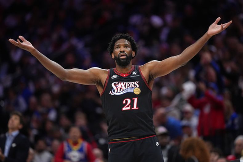 Joel Embiid, de los 76ers de Filadelfia, reacciona durante la primera mitad del cuarto partido contra los Celtics de Boston en la primera ronda de los playoffs de la NBA, el domingo 26 de abril de 2026, en Filadelfia. (Foto AP/Matt Slocum)