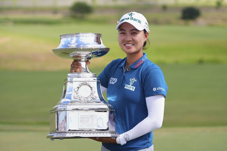 Minjee Lee sostiene el trofeo que la acredita como ganadora del Campeonato PGA Femenino, el domingo 22 de junio de 2025, en Frisco, Texas. (AP Foto/LM Otero)