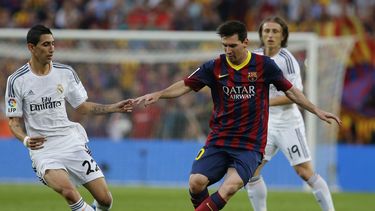 americateve | Lionel Messi controla la pelota ante la marca de Angel Di Mar&iacute;a en el partido entre Barcelona y Real Madrid del 26 de octubre del 2013 en Barcelona. Messi es uno de seis sudamericanos candidatos al Bal&oacute;n de Oro del 2013. (AP Photo/Emilio Mor