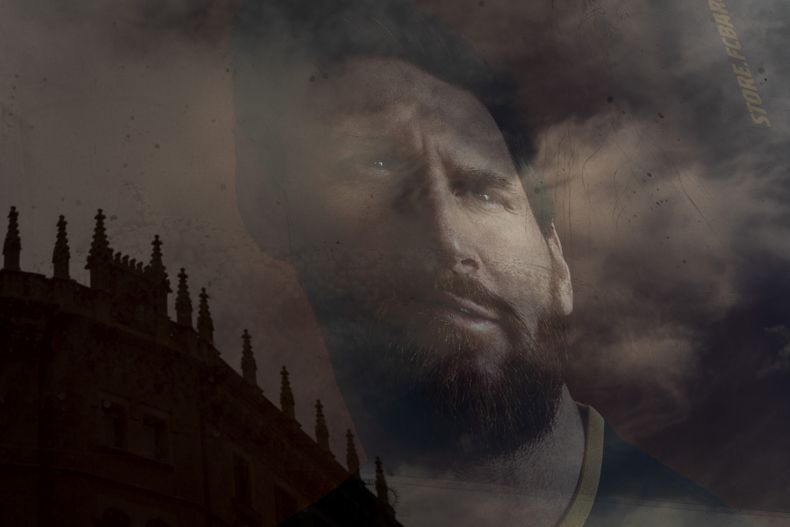 ARCHIVO - Un poster de Lionel Messi, cuando era jugador del Barcelona, se refleja en una ventana de una tienda del F.C Barcelona, en Barcelona, el martes 1 de septiembre de 2020. Lionel Messi dijo que su intención es jugar en el Inter de Miami, de la MLS, y no regresar al Barcelona. Después de meses de especulación, Messi descartó volver a la Liga de España. (AP Foto/Emilio Morenatti, Archivo)