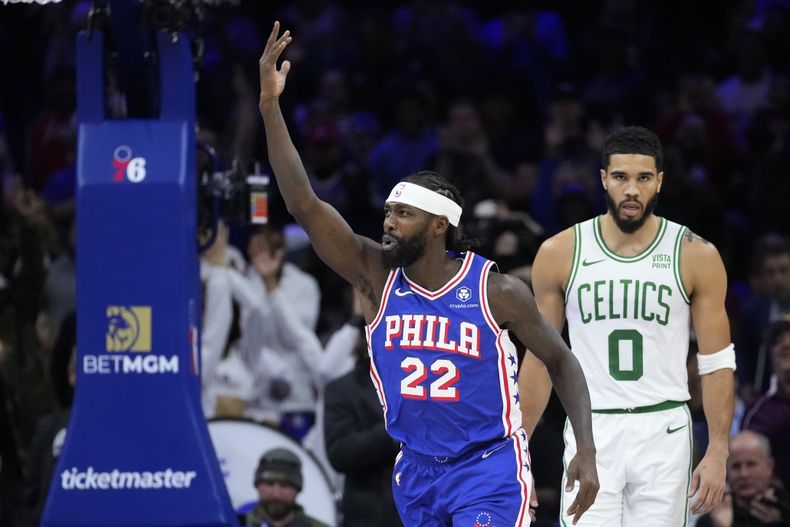 Patrick Beverley (izquierda), de los 76ers de Filadelfia, festeja junto a Jayson Tatum, de los Celtics de Boston, en el encuentro del miércoles 8 de noviembre de 2023 (AP Foto/Matt Slocum)