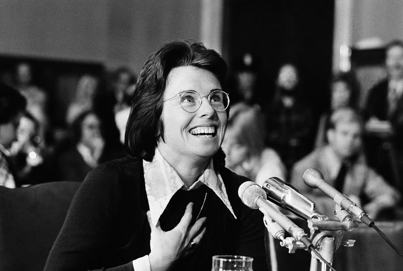 Billie Jean King durante una comparecencia ante el subcomité de Educación del Senado en Washington, el 9 de noviembre de 1973. (AP Foto/archivo)