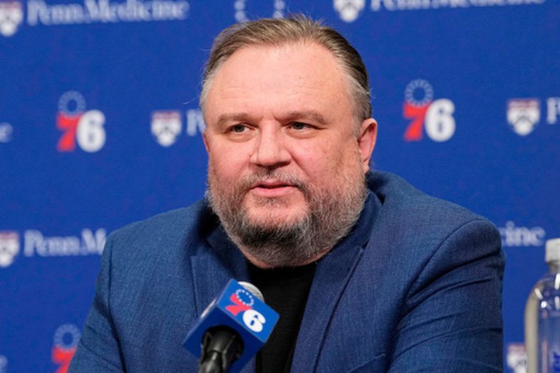 ARCHIVO - El presidente de operaciones de baloncesto de los 76ers de Filadelfia, Daryl Morey, habla después de un partido de baloncesto de la NBA, el 13 de abril de 2025, en Filadelfia. (Foto AP/Matt Rourke, Archivo)