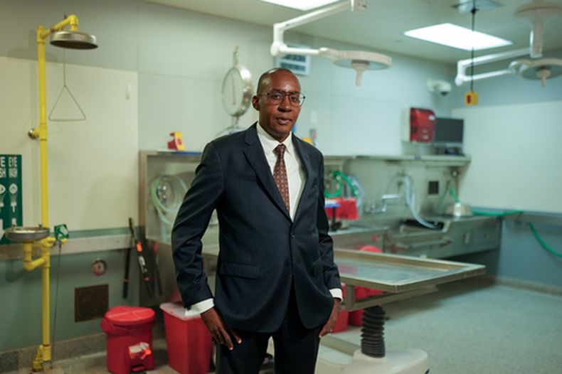 El médico forense del condado de Los Ángeles, el Dr. Odey Ukpo, posa para un retrato el martes 16 de junio de 2026 en Los Ángeles. (Foto AP/Jae C. Hong)