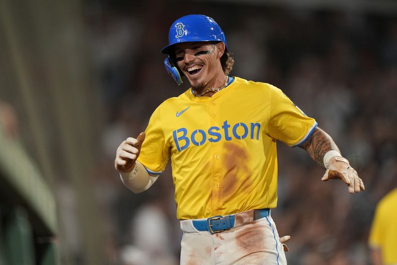 Jarren Duran de los Medias Rojas de Boston celebra tras anotar en un error de los Yankees de Nueva York en la octava entrada del juego del sábado 15 de junio del 2024. (AP Foto/Robert F. Bukaty)